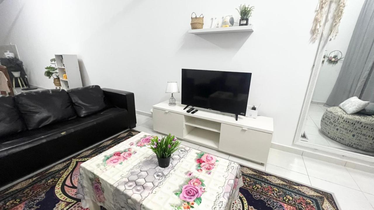 Homestay Near Plaza Tol Bandar Ainsdale Labu Bagian luar foto